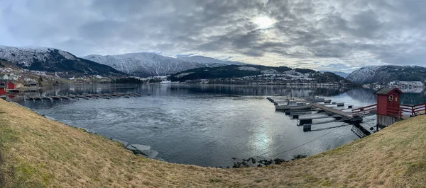 Hajók közelében móló Hardangerfjord Norvégiában — Stock Fotó