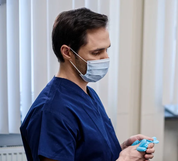 Hastanede koruyucu maske takan bir doktor. — Stok fotoğraf