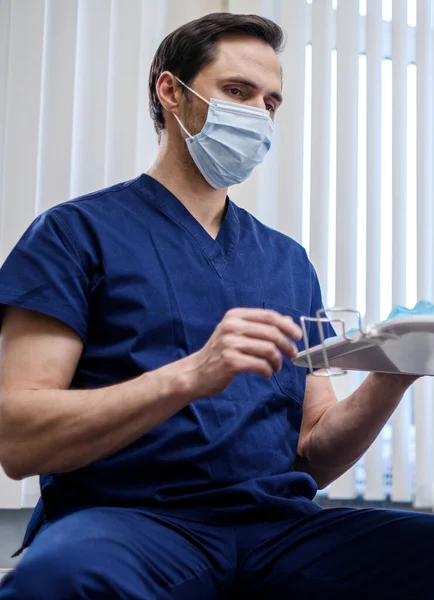 Dottore che indossa una maschera protettiva in un ospedale — Foto Stock