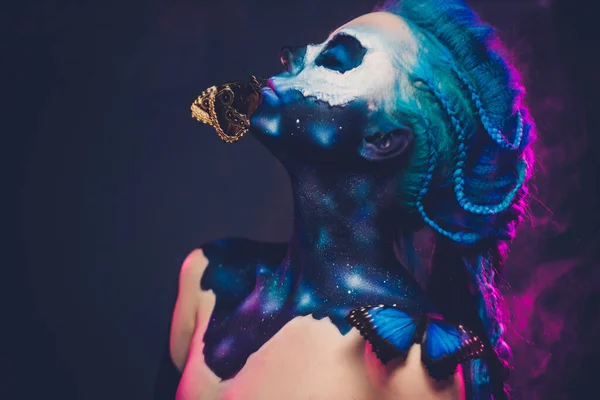 Mooie vrouw met blauw haar en vlinder — Stockfoto