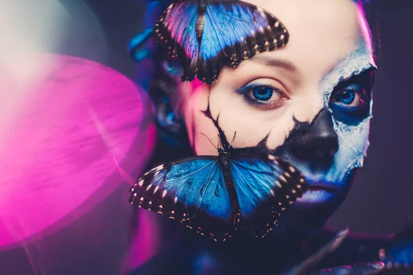 Krásná žena s modrými vlasy a motýl — Stock fotografie