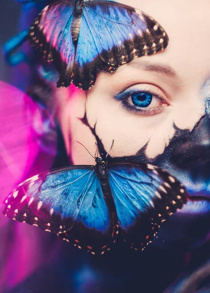 Krásná žena s modrými vlasy a motýl — Stock fotografie