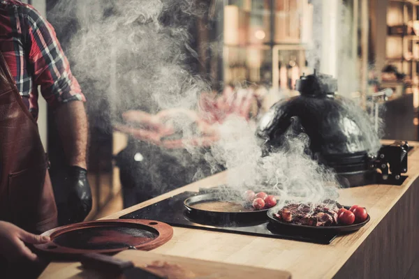 Chef que serve carne cozida na hora em um restaurante — Fotografia de Stock