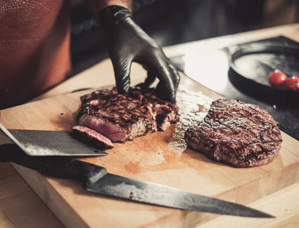 Chef que serve carne cozida na hora em um restaurante — Fotografia de Stock