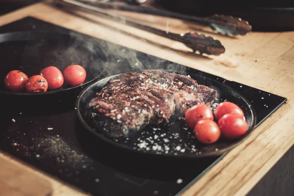 レストランの皿の上で焼きたてのステーキ — ストック写真