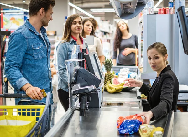 Люди покупают товары в продуктовом магазине — стоковое фото