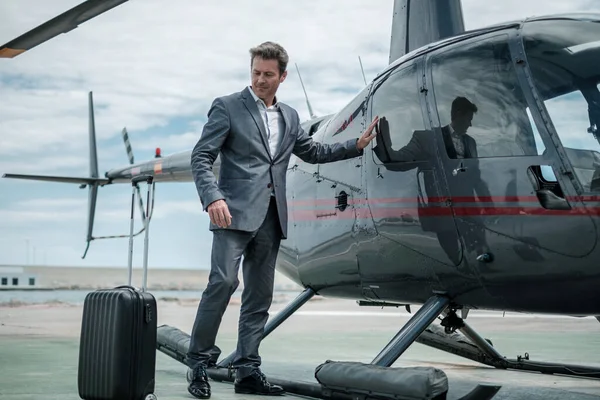 İş adamı özel helikopterin yanında duruyor. — Stok fotoğraf