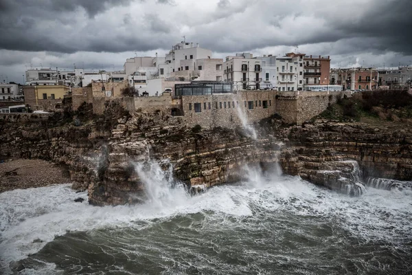 イタリアのポリニャーノ・ア・マーレの嵐の海 — ストック写真