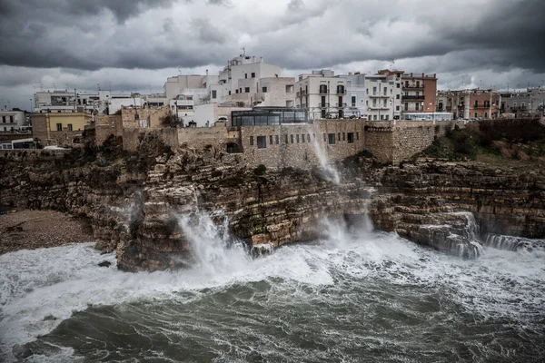 Mar tempestuoso em Polignano a Mare, Itália — Fotografia de Stock