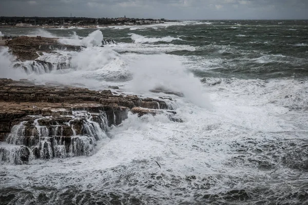 Θάλασσα θυελλώδης στο Polignano a Mare, Ιταλία — Φωτογραφία Αρχείου