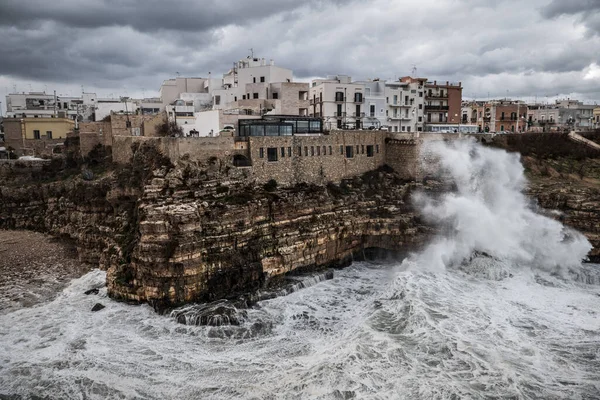 Mar tormentoso en Polignano a Mare, Italia —  Fotos de Stock