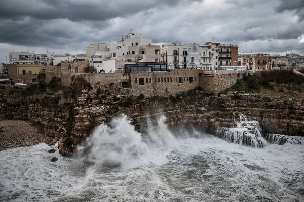 Bouřlivé moře v Polignano a Mare, Itálie — Stock fotografie