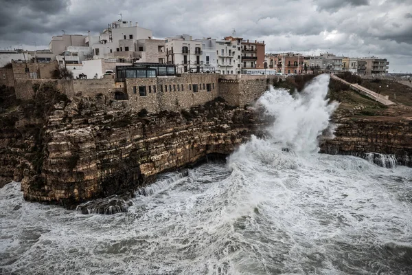 Mar tempestuoso em Polignano a Mare, Itália — Fotografia de Stock