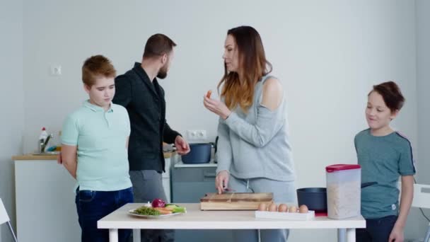 Felice famiglia cucina insieme a casa — Video Stock