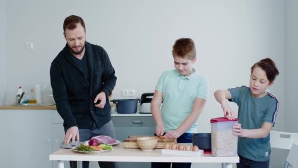 Glad familj matlagning tillsammans hemma — Stockvideo