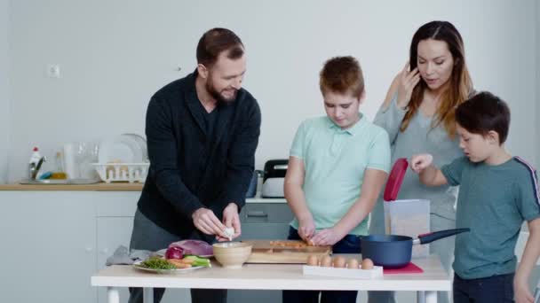 Щаслива сім'я готує перемикач вдома — стокове відео