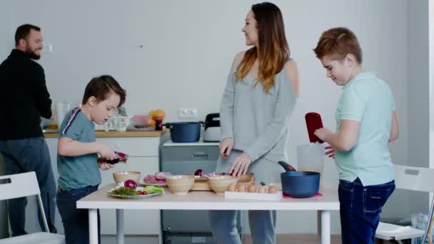 Feliz familia cocinando juntos en casa — Vídeo de stock