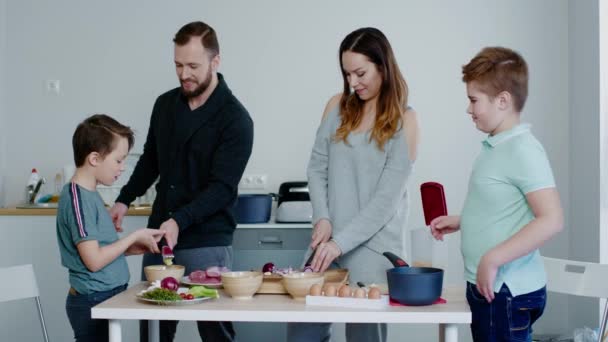 Família feliz cozinhar juntos em casa — Vídeo de Stock