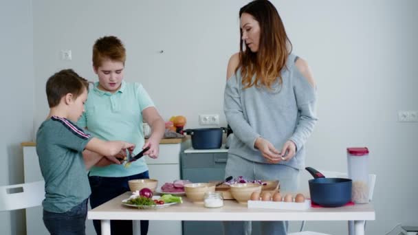 Glad familj matlagning tillsammans hemma — Stockvideo