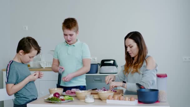 Feliz familia cocinando juntos en casa — Vídeo de stock