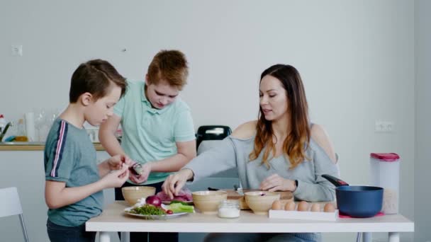 Glückliche Familie kocht gemeinsam zu Hause — Stockvideo