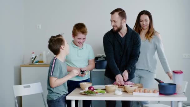 Χαρούμενη οικογένεια μαγειρεύουν μαζί στο σπίτι — Αρχείο Βίντεο