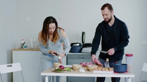 Glückliche Familie kocht gemeinsam zu Hause — Stockvideo