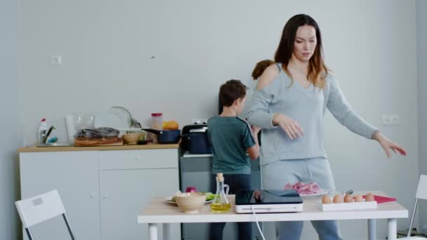 Feliz familia cocinando juntos en casa — Vídeo de stock