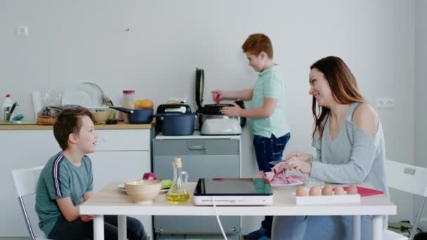 Gelukkig familie koken togehter thuis — Stockvideo