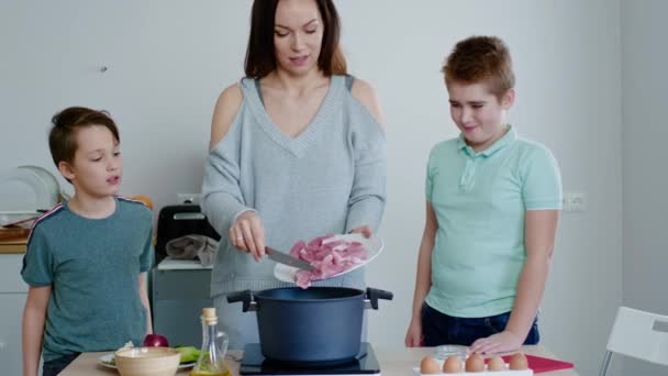 Χαρούμενη οικογένεια μαγειρεύουν μαζί στο σπίτι — Αρχείο Βίντεο