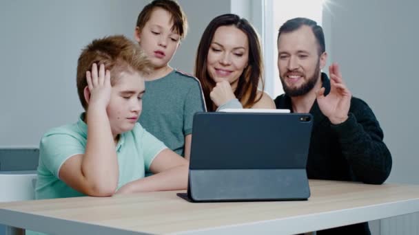 Familia feliz haciendo una videollamada — Vídeo de stock