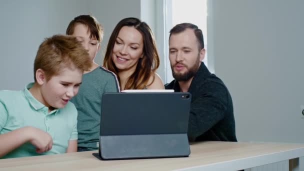 Familia feliz haciendo una videollamada — Vídeo de stock