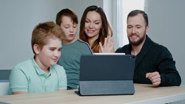 Familia feliz haciendo una videollamada — Vídeo de stock