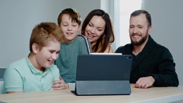 Família feliz fazendo uma chamada de vídeo — Vídeo de Stock