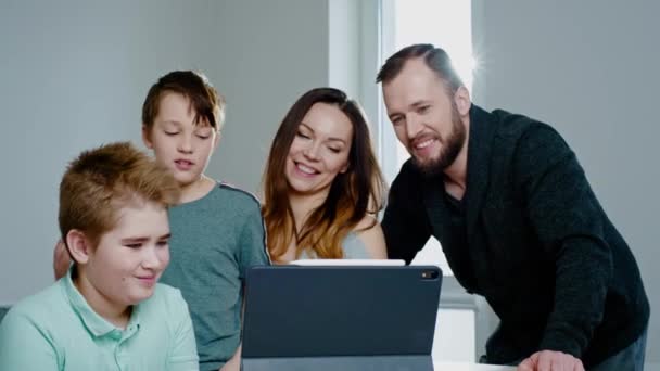 Famille heureuse faisant un appel vidéo — Video