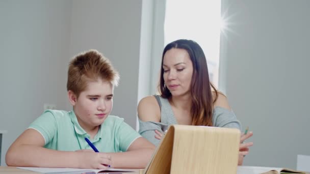 Mor med sin son studerar online hemma — Stockvideo
