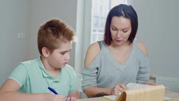 Madre con su hijo estudiando en línea en casa — Vídeos de Stock