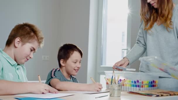 Mutlu çocuklar evde resim çiziyor. — Stok video