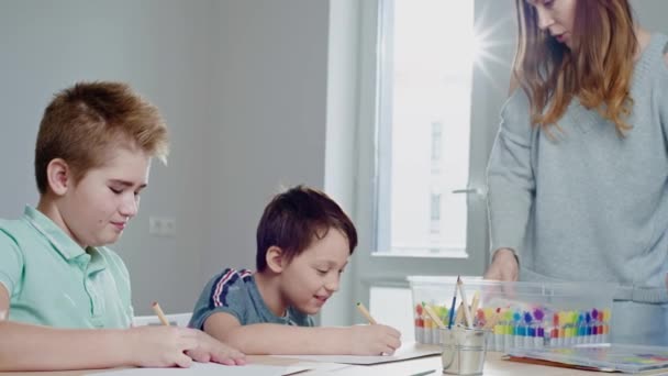 Crianças felizes desenhando em casa — Vídeo de Stock