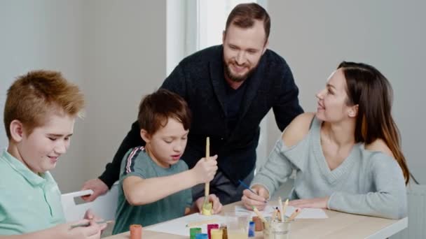 Χαρούμενη οικογενειακή ζωγραφιά στο σπίτι — Αρχείο Βίντεο