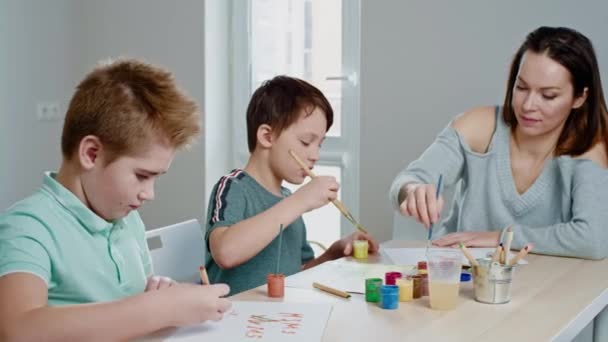 Niños felices dibujando en casa — Vídeos de Stock