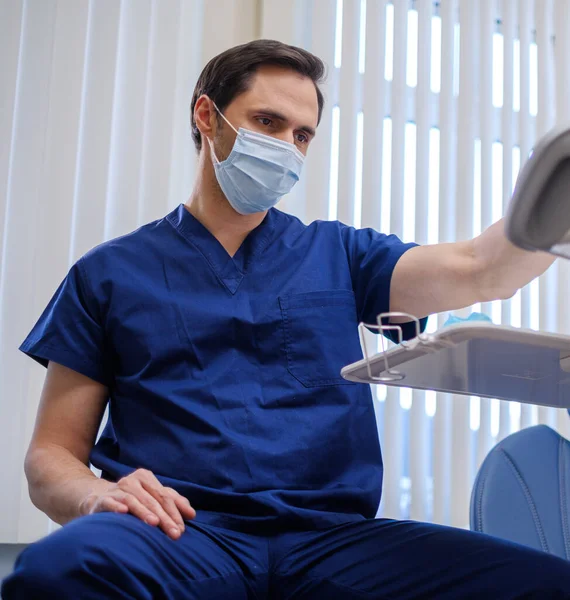Dottore che indossa una maschera protettiva in un ospedale — Foto Stock