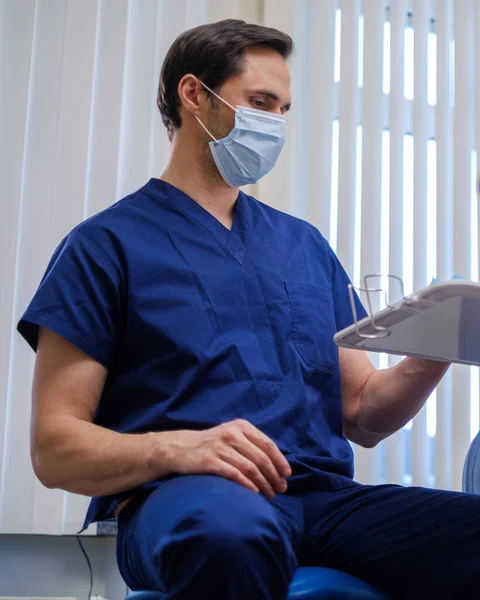 Médico con máscara protectora en un hospital — Foto de Stock