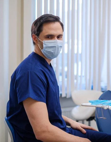 Médecin portant un masque de protection dans un hôpital — Photo