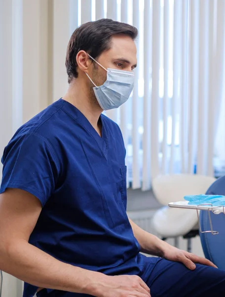 Dottore che indossa una maschera protettiva in un ospedale — Foto Stock