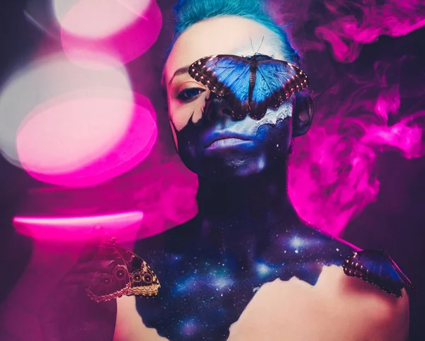 青い髪と蝶と美しい女性 — ストック写真