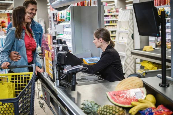 Люди покупают товары в продуктовом магазине — стоковое фото