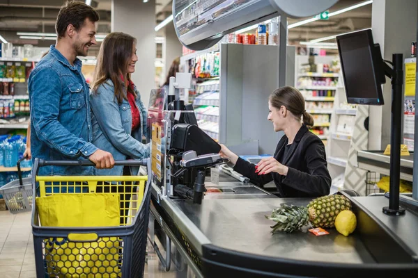 Persone che acquistano beni in un negozio di alimentari — Foto Stock