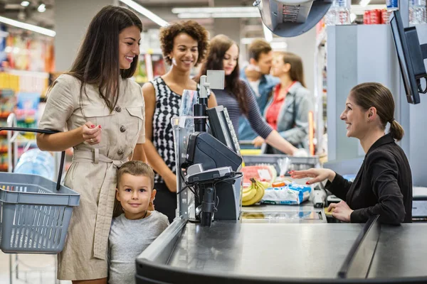 Žena platí chytrými hodinkami v obchodě s potravinami — Stock fotografie