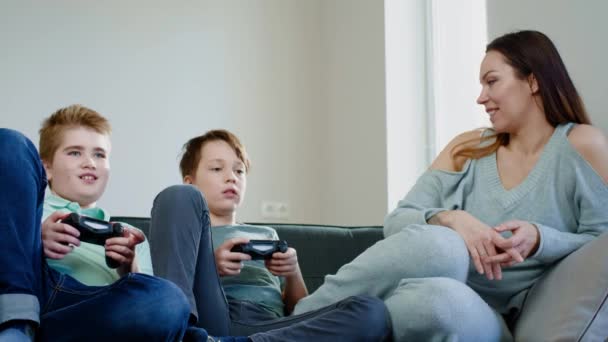 Madre e hijos felices jugando videojuegos en casa — Vídeos de Stock